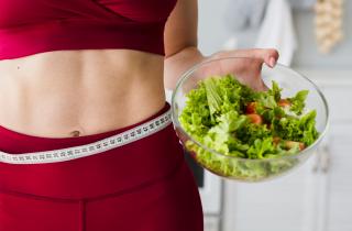 Осень — время вернуть телу ритм: как тёплая еда и сон лечат кожу лучше кремов