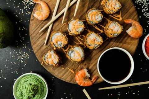 Весенние роллы с крапивой и крабом заиграют вкусом