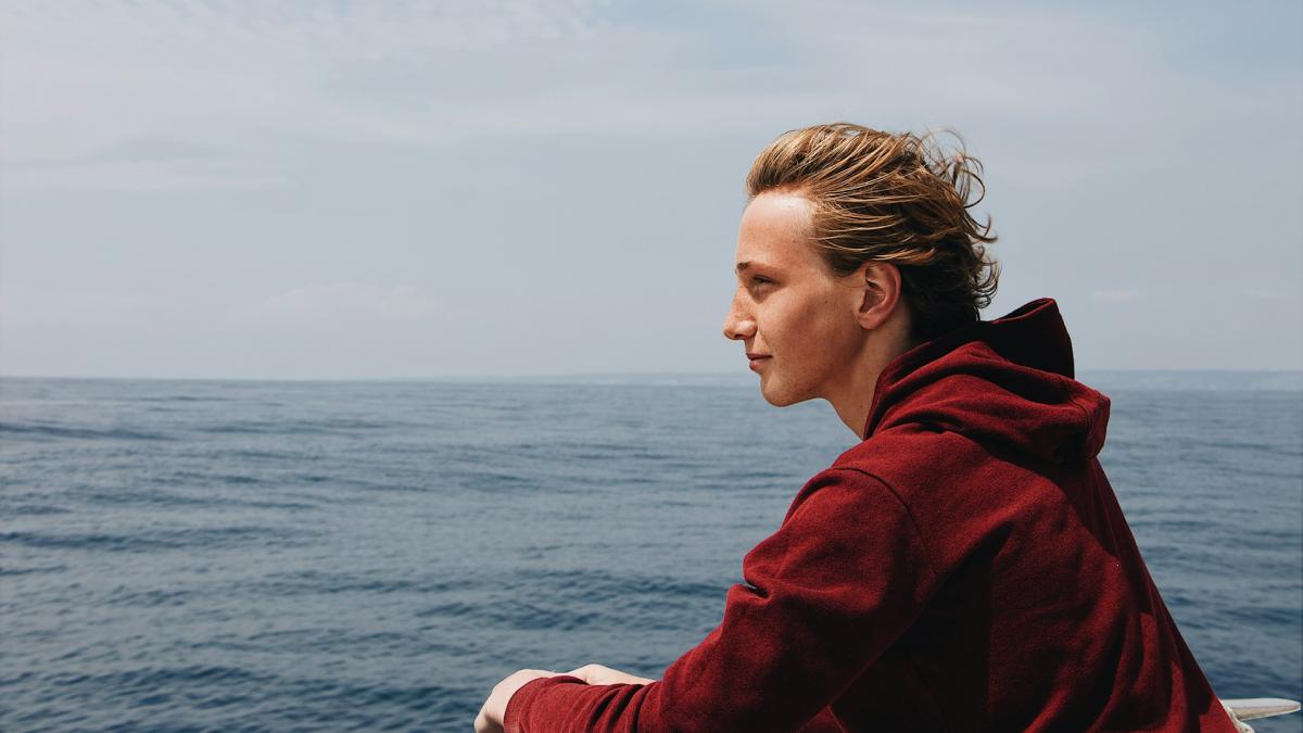 Женщина и море