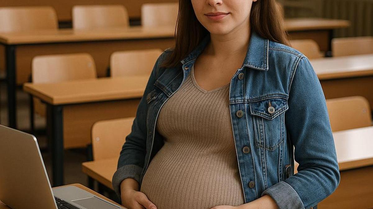 Беременная студентка в аудитории Беременная студентка в аудитории