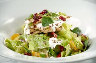 Добавил в салат всего один ингредиент — и он стал похож на ресторанный шедевр