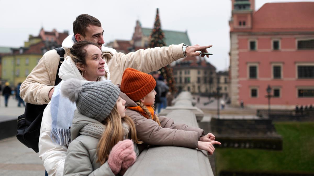 Семья наслаждается поездкой в отпуск