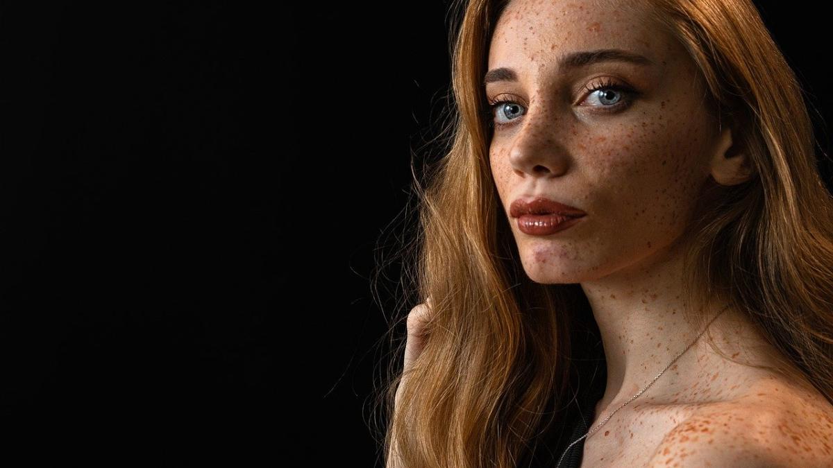 Женщина с веснушками и минимальным макияжем