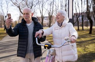 Путешественники 50+ удивили всех: отдыхают дольше, платят меньше — вот в чём секрет