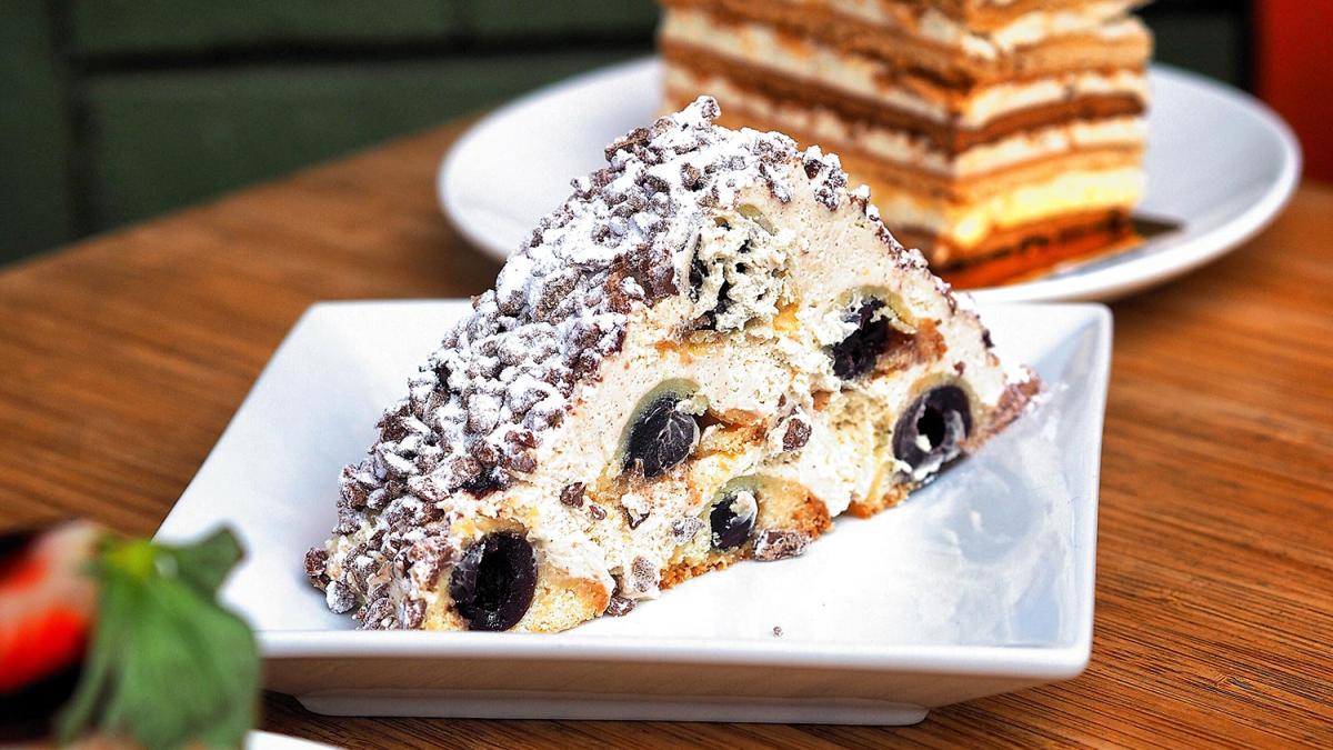 Торт с творогом и ягодой