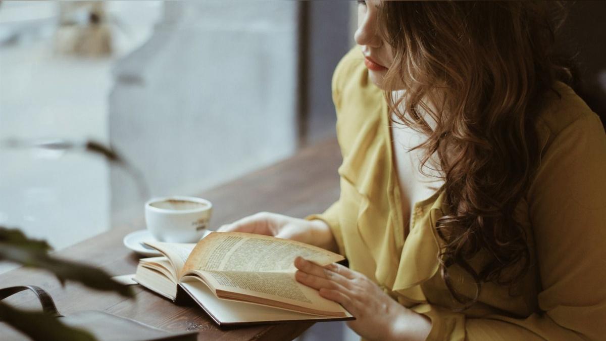 Девушка читает книгу