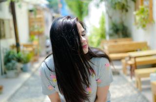 Прозрачный глянец придал зеркальный блеск тонким волосам — стилисты