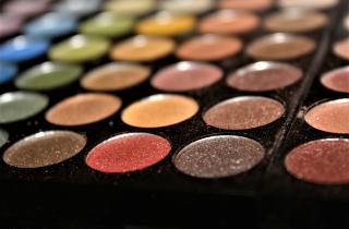 Медные тени стали главным трендом макияжа зимы 2026 — визажисты