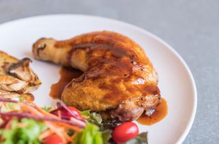 Куриные бёдра с картофелем легко готовятся и согревают зимой — советы кулинаров