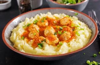 Пюре с индейкой в виде снеговика украшает праздничный стол — советы шеф-повара