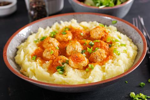 Пюре с индейкой в виде снеговика украшает праздничный стол — советы шеф-повара