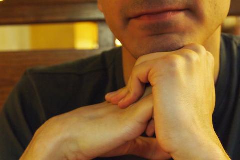 Хруст пальцев кажется безобидным: чем мы расплачиваются за эту привычку