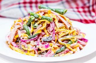 Рыбный салат с маринованным луком полезен и легок в приготовлении — шеф-повара