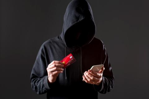 В Анадыре мошенники выманили у пенсионерки 1,75 миллиона рублей и пытались украсть ещё и деньги её мужа