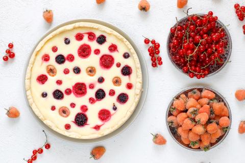 Торт с морошкой идеально подходит для зимнего стола — кулинары