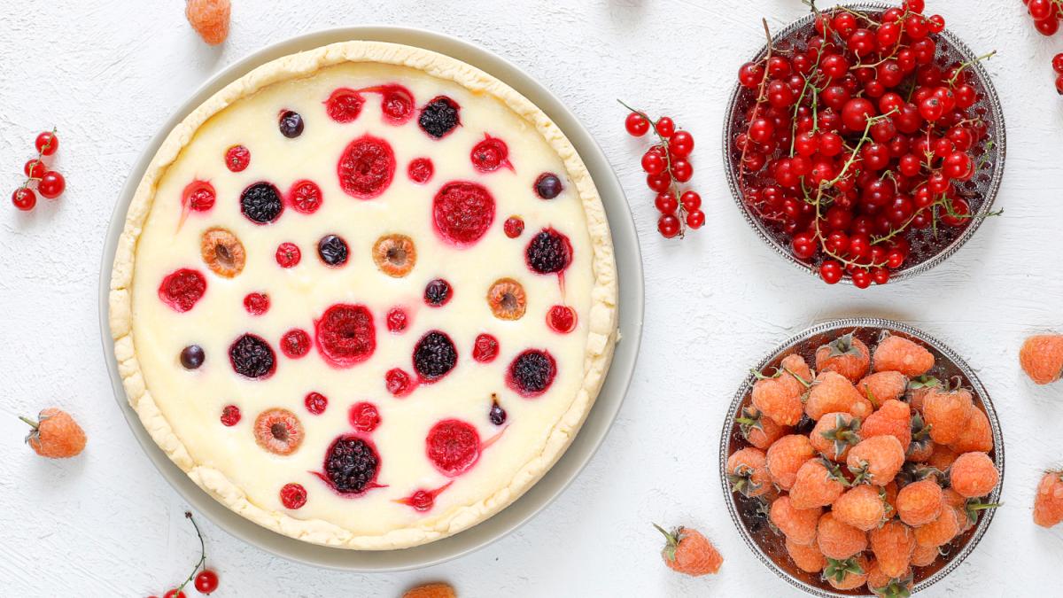 Пирог с творогом и ягодами