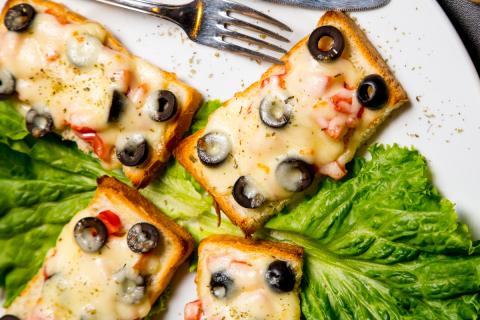 Гренки с курицей: северный соус делает их особенными