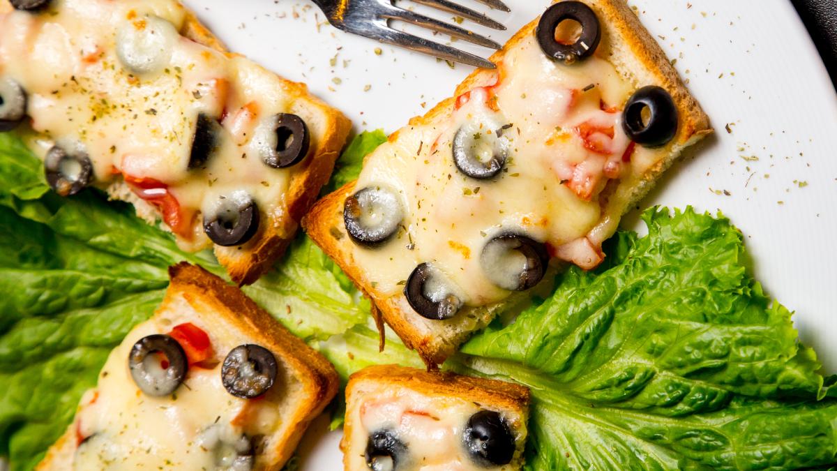 Тосты с сыром и маслинами