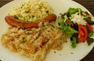 Колбаски с картофельными блинами и овощами идеально подходят для семейного стола — кулинары