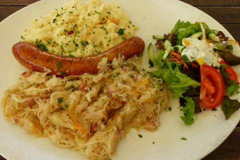 Колбаски с картофельными блинами и овощами идеально подходят для семейного стола — кулинары