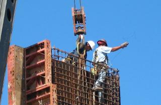 Электромонтажники остаются самой высокодоходной профессией Ямала — данные 