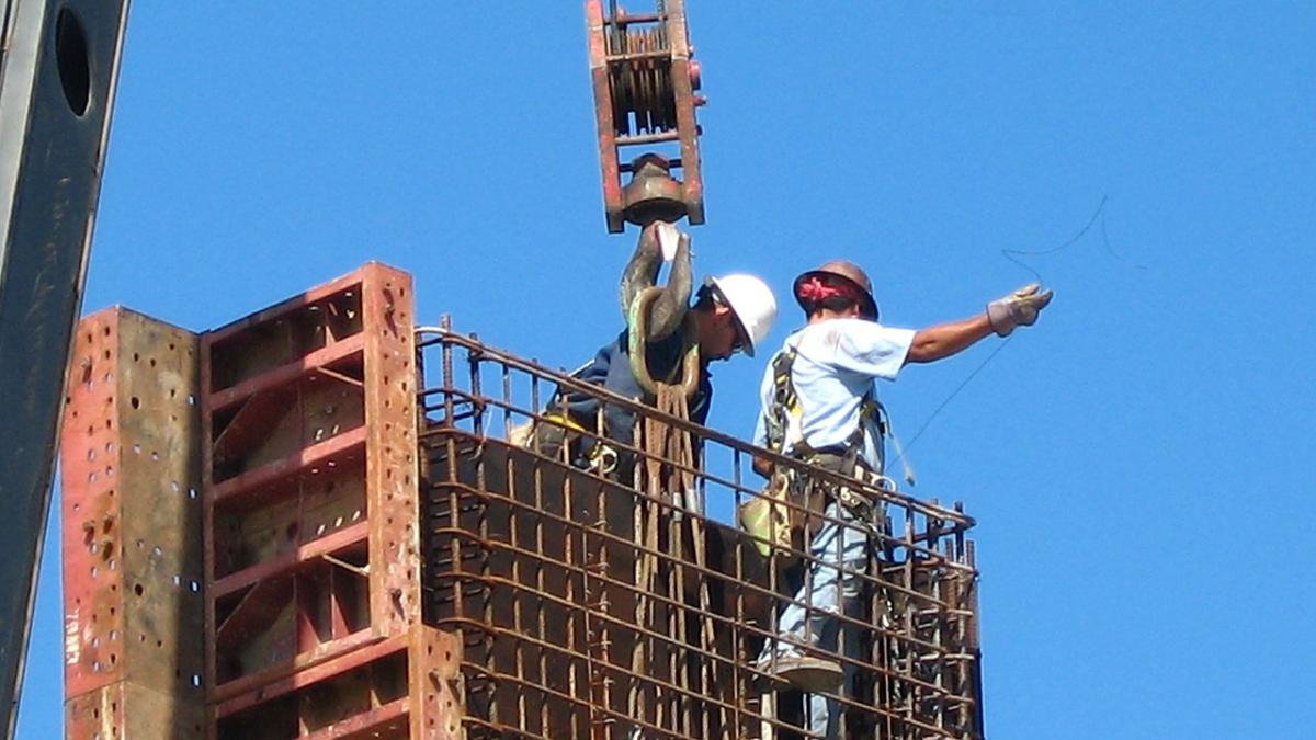 Строители автострады готовят бетонную форму для заливки бетона