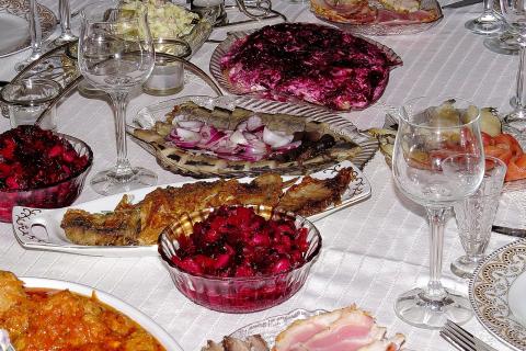 Министр здравоохранения Мурашко предупредил о рисках переедания в Новый год