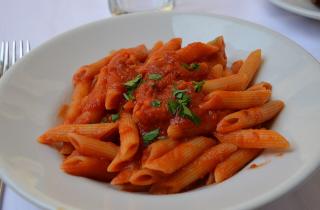 Паста с томатами и моцареллой идеально сбалансирована по вкусу — шеф-повара