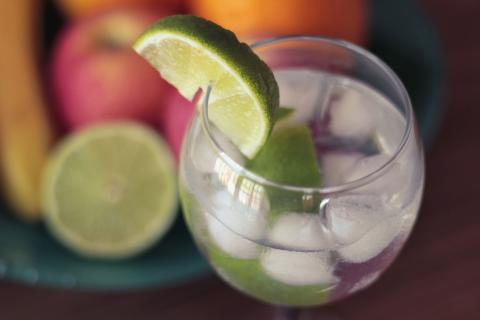 Кубики с ягодами из морозилки: простой рецепт полезного детокс-напитка