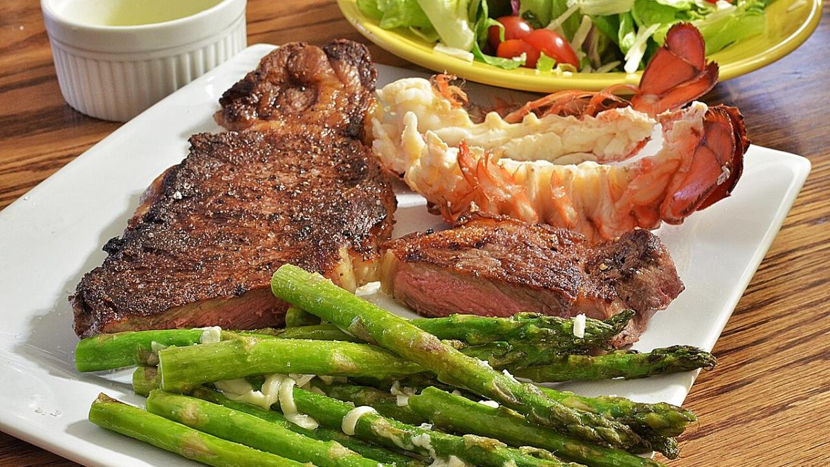 Стейк и лобстер со спаржей