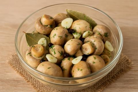 Диетологи: маринованные грибы остаются лёгкой и полезной закуской в любое время года