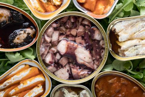 Биолог предупредила об опасности домашних консервов из мяса, птицы и рыбы