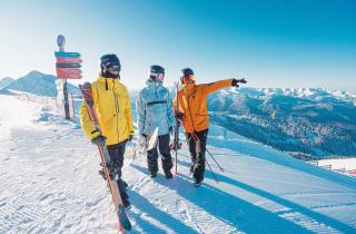 Горнолыжников сменили горнопляжники: они поднимаются на гору — чтобы не кататься