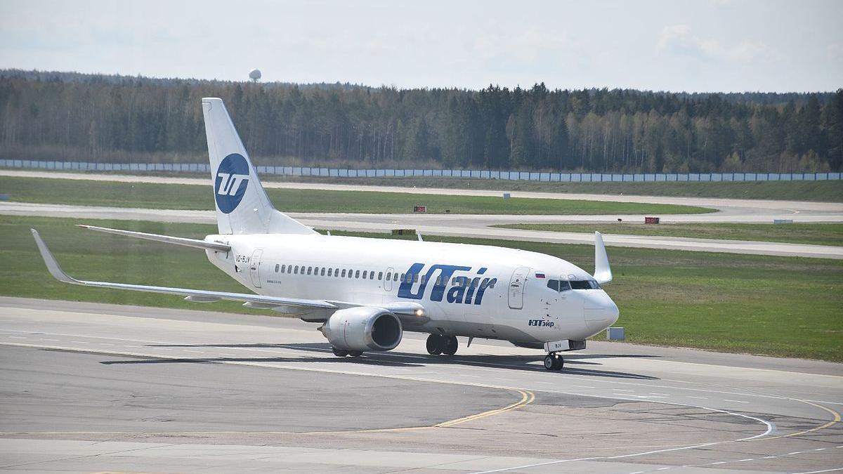 Boeing 737-524 (бортовой номер VQ-BJV) авиакомпании ЮТэйр в Национальном аэропорту «Минск» Boeing 737-524 (бортовой номер VQ-BJV) авиакомпании ЮТэйр в Национальном аэропорту «Минск»