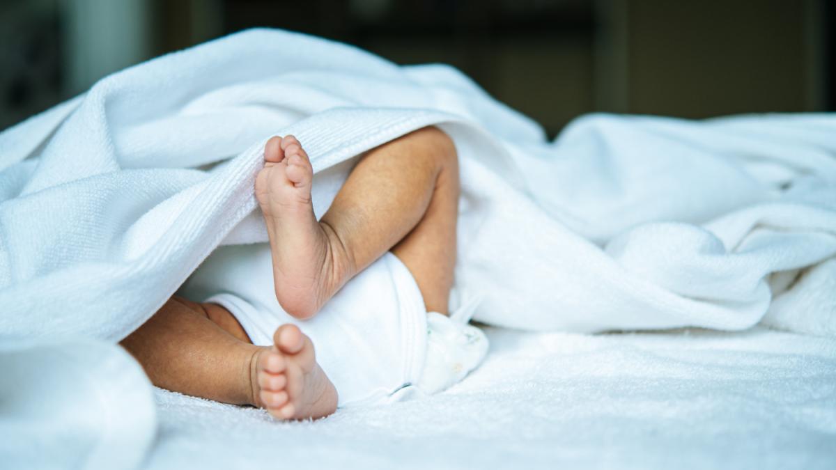 малыш в роддоме