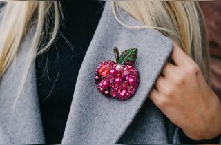 Зимняя мода перестала быть скучной: деталь, которая превращает пальто в произведение искусства