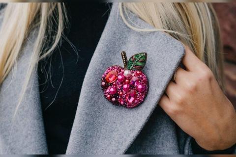 Зимняя мода перестала быть скучной: деталь, которая превращает пальто в произведение искусства