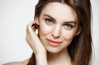 Красота перестала быть спектаклем: почему теперь привлекательность начинается с правды