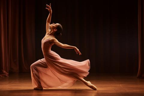 Асимметрия вошла в моду: как искусство научило видеть гармонию в неровных линиях Асимметрия вошла в моду: как искусство научило видеть гармонию в неровных линиях