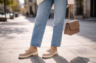 Белые кроссовки останутся в коробке: этой весной модницы будут носить другую обувь