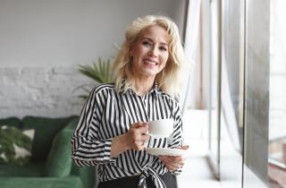 El Pais: отсроченный утренний кофе выравнивает уровень энергии