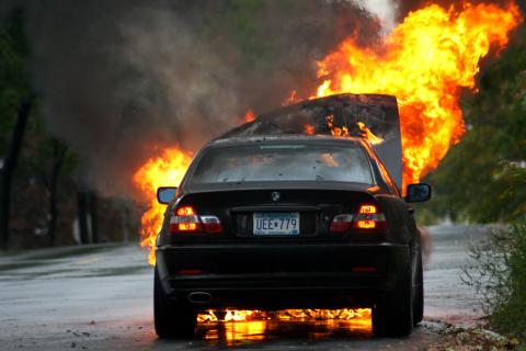 В Ноябрьске ночью загорелся автомобиль Volkswagen Passat — ЕДДС города