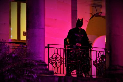 Nature Mental Health: костюм Бэтмена повышает готовность пассажиров уступать места