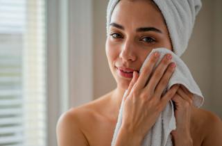 Причины снижения интереса зумеров к декоративной косметике описали психологи