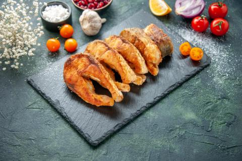 Внутри зелень, снаружи хлеб: запечённая щука удивляет вкусом