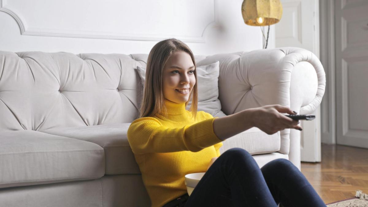 Женщина смотрит кино