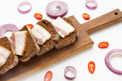 Кулинарный эксперт рекомендует сочетать сало с луковым конфитюром на ржаном хлебе