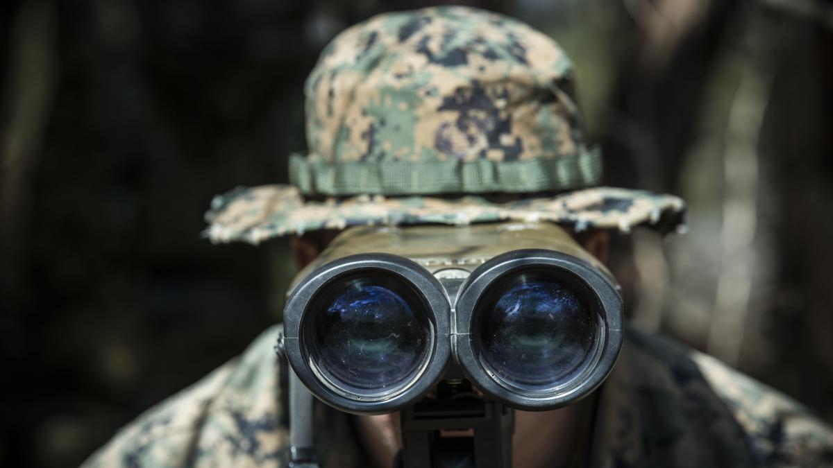 Военный с биноклем Военный с биноклем