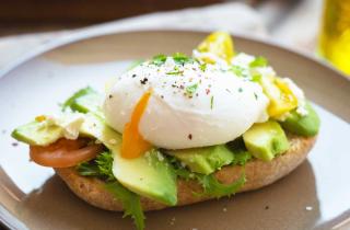 Намазал авокадо на хлеб — и утро сразу стало добрым: вот как зарядиться энергией с первых минут