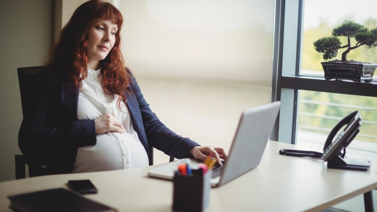 беременная на работе